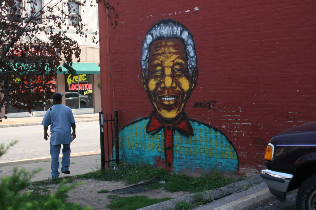 Lees meer over het artikel Gebarentaaltolk Mandela onder de maat