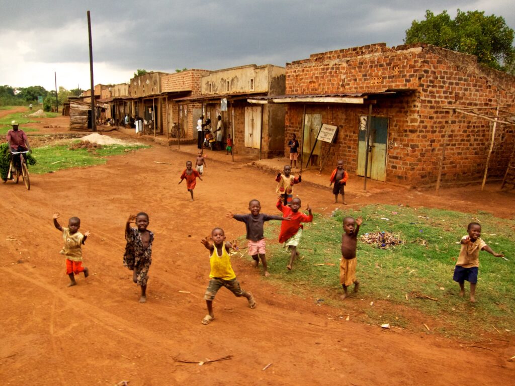 Kinderen roepen ‘mzungu!’ naar passerende toeristen (foto: Jameel Winter)